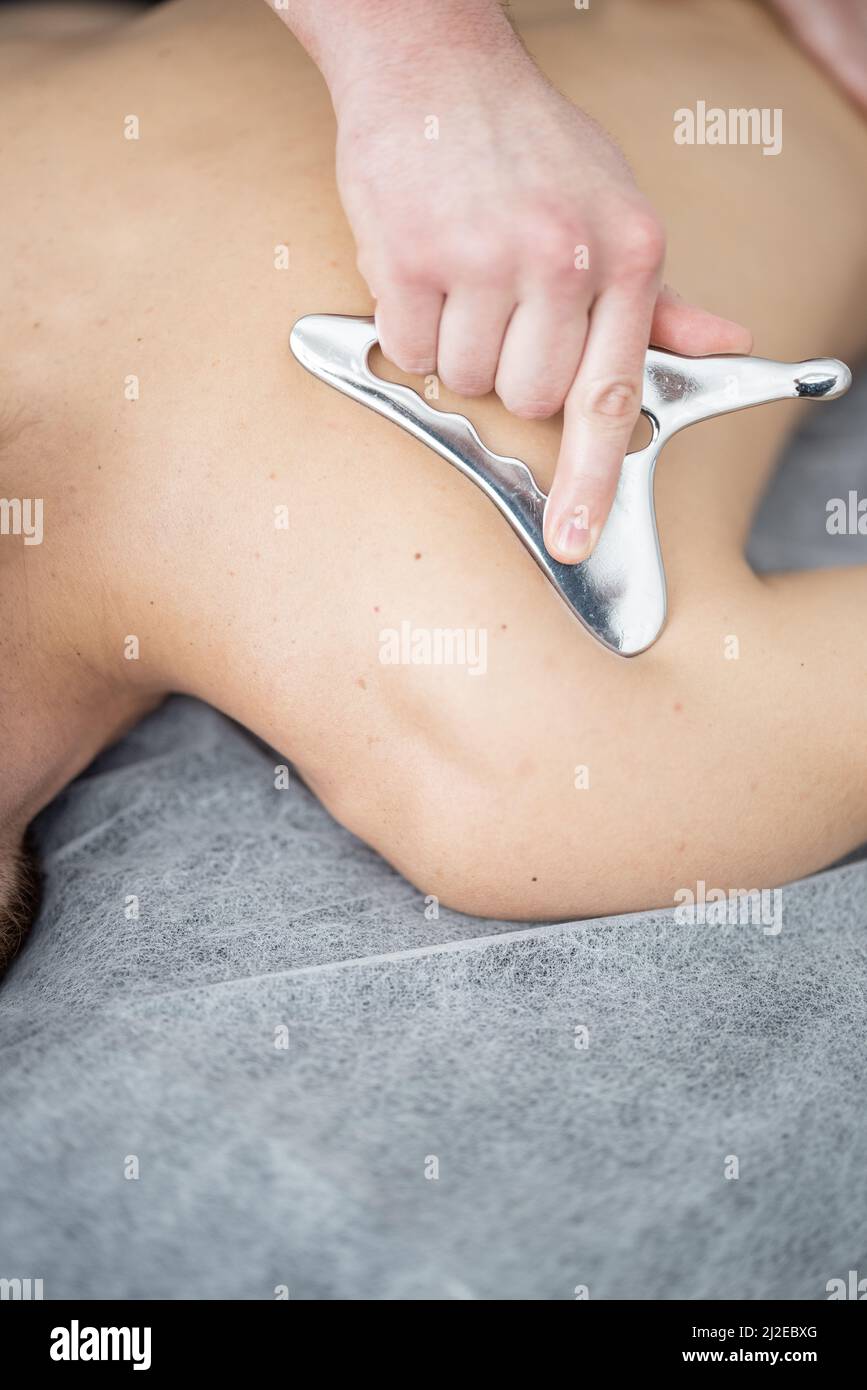 Massage avec une lame de massage spéciale Banque D'Images