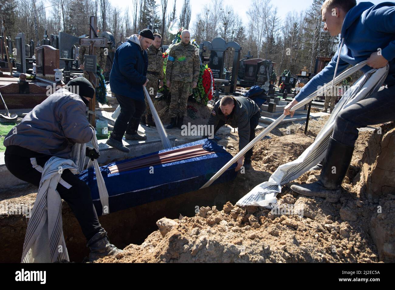 Enterrement du soldat ukrainien Shabadash Yury Viktorovich, 61 ans, lors de la cérémonie funéraire avec des soldats ukrainiens, épouse et fils du défunt au cimetière Berkovetskyy à Kiev (Kiev), Ukraine le 21 mars 2022, Alors que les troupes russes tentent d'encercler la capitale ukrainienne dans le cadre de leur offensive lente. Photo de Raphael Lafargue/ABACAPRESS.COM Banque D'Images