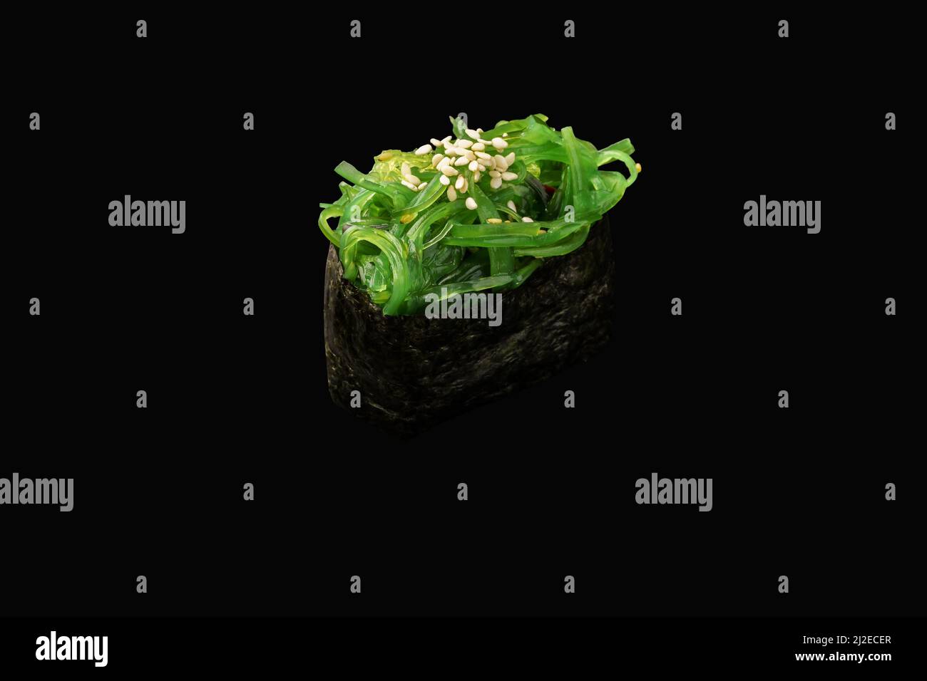 gunkan japonais avec chuka, piment, sésame, riz sur fond noir isolé, menu japonais. Banque D'Images