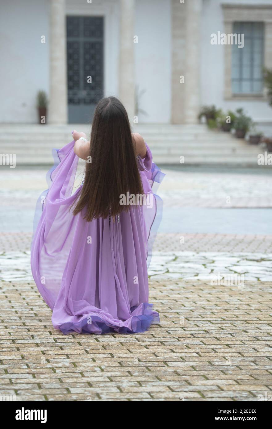Jeune adulte effectuant la danse orientale du ventre. Femme en costume oriental dansant en plein air Banque D'Images