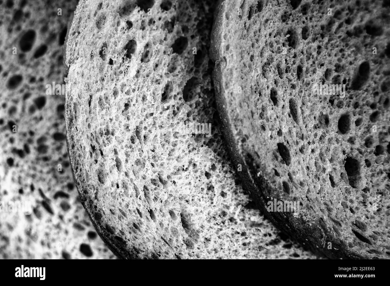 texture de tranches de pain blanc comme un fond de gros plan. fond gris de surface rugueuse de l'application texturée morceaux hachés pain de nourriture naturelle biologique wi Banque D'Images