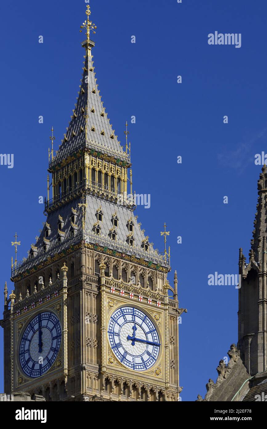 Londres, Angleterre, Royaume-Uni. Big Ben / Tour Elizabeth, chambres du Parlement, Westminster. Les cadrans d'horloge indiquent des heures différentes pendant les réparations - 2022 mars Banque D'Images
