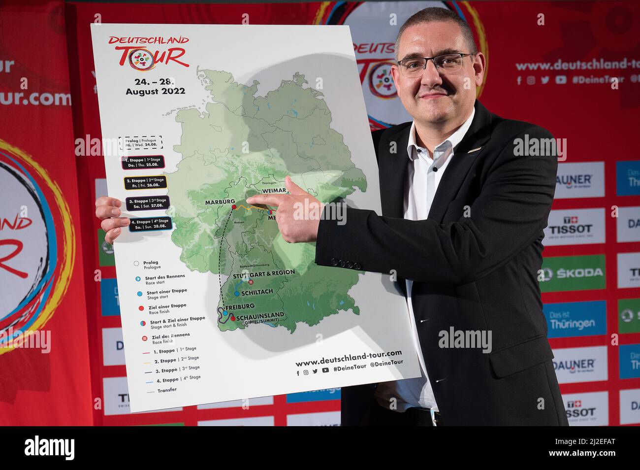 31 mars 2022, Hessen, Francfort-sur-le-main: Björn Backes, directeur du bureau des sports de la ville de Marburg, détient une carte montrant l'itinéraire pendant la présentation de l'itinéraire de l'Deutschland Tour 2022. La course cycliste aura lieu du 24 au 28 août 2022, en quatre étapes plus un prologue. Il commence à Weimar et mène à Stuttgart via Marburg et Freiburg. Photo: Sebastian Gollnow/dpa Banque D'Images