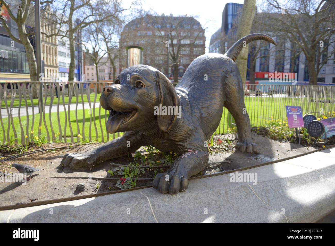 Londres, Angleterre, Royaume-Uni. Le sentier de la statue de 'Scenes in the Square' - Clifford le Big Red Dog - en soutien à Battersea, l'organisme de bienfaisance de premier plan en matière de protection des animaux Banque D'Images