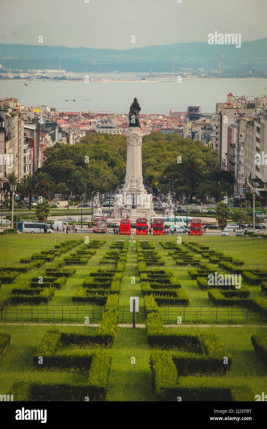 Miradouro Park Eduardo VII à Lisbonne, Portugal, Europe, en regardant vers les jardins dans le parc avec le marquis de la statue de Pombal et l'Avenida de Liberdade in Banque D'Images