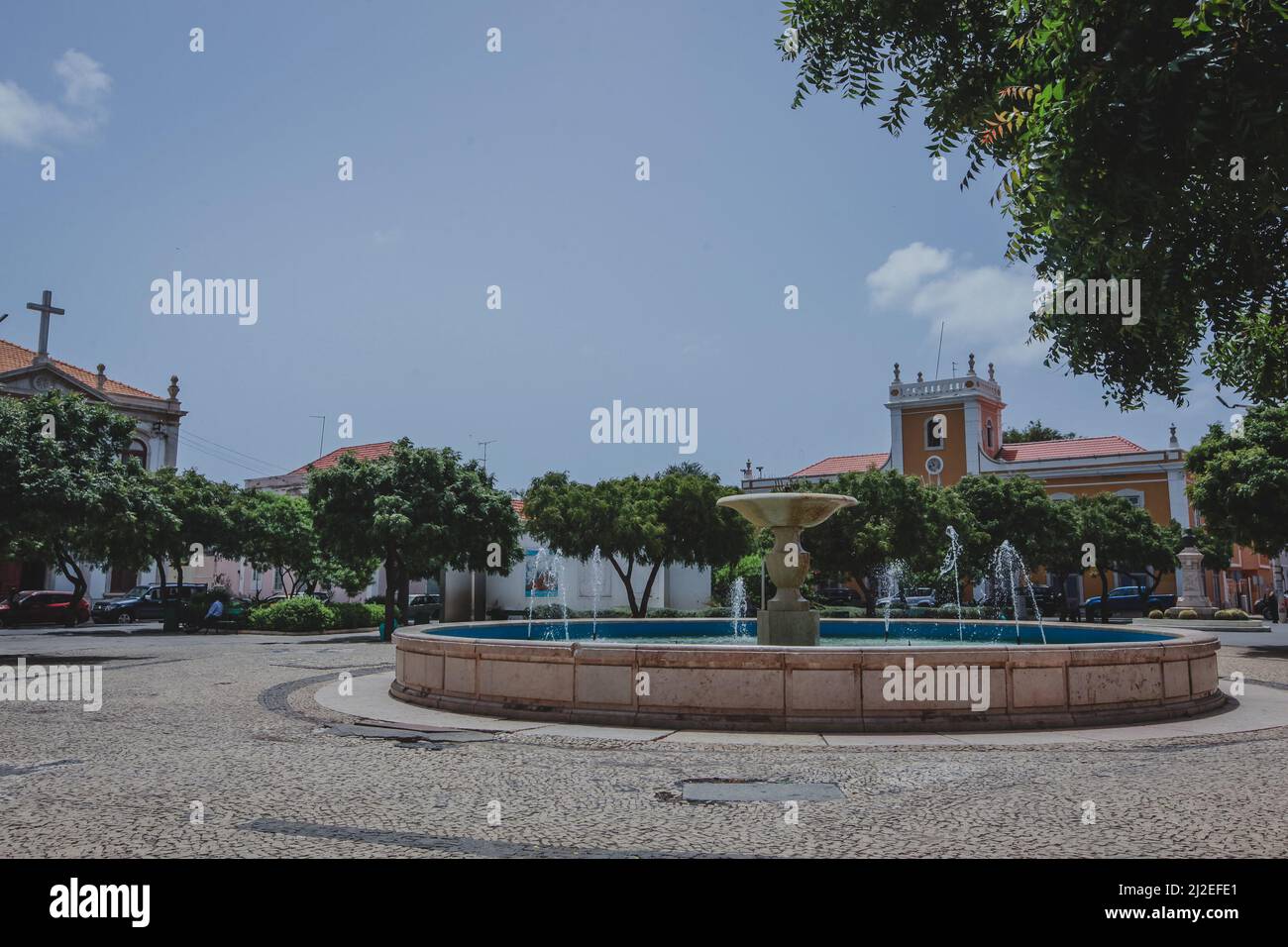 Praça Alexandre Albuquerque parc dans la capitale de Praia sur les îles de Cabo Verde et belle fontaine lors d'une chaude journée d'été. Banque D'Images