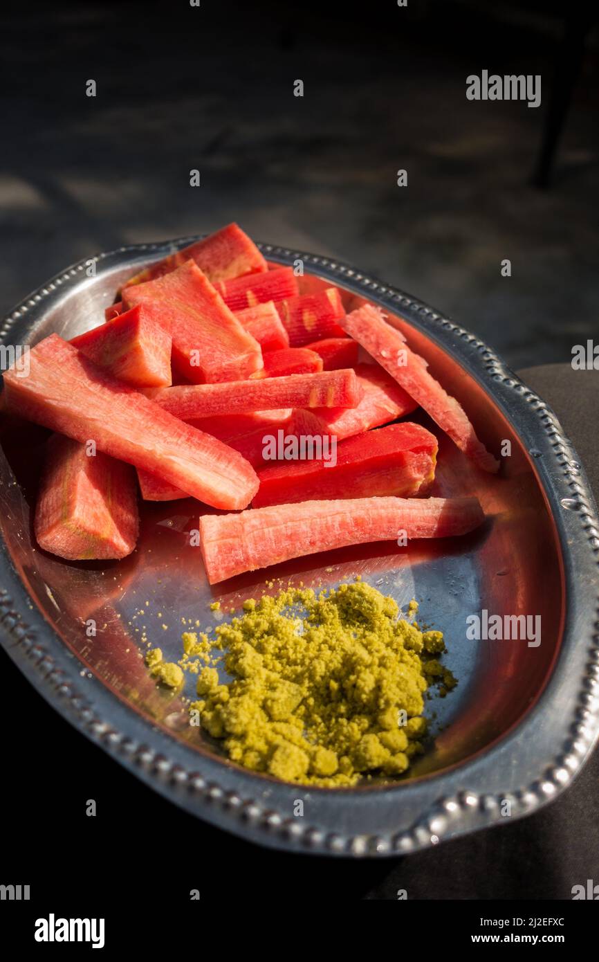 Un gros plan de salade de carottes servi avec du sel mélangé indien vert. Banque D'Images