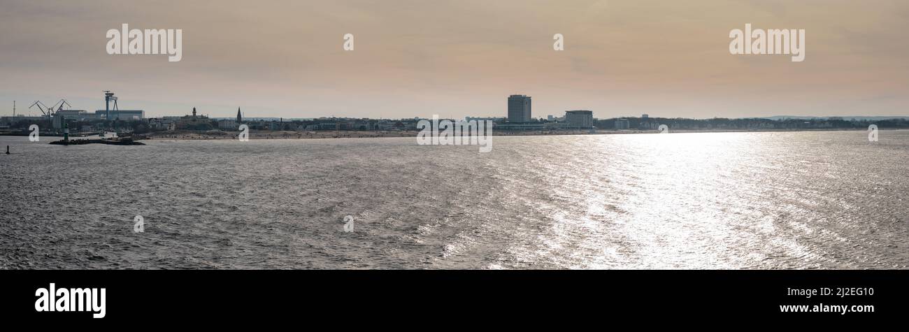 Plage de Warnemunde près de Rostock, Allemagne, par une belle journée d'hiver. Vue d'un ferry passant par, large panorama de toute la plage de loin. Banque D'Images Plage de Warnemunde près de Rostock, Allemagne, par une belle journée d'hiver. Vue d'un ferry passant par, large panorama de toute la plage de loin. Banque D'Images