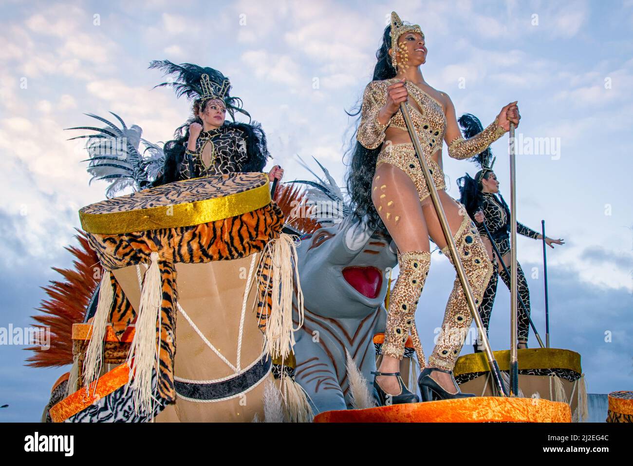 Portugal Carnaval - trois femmes dansant sur un flotteur avec Bate no Tambor - Mealhada défilé naval Banque D'Images
