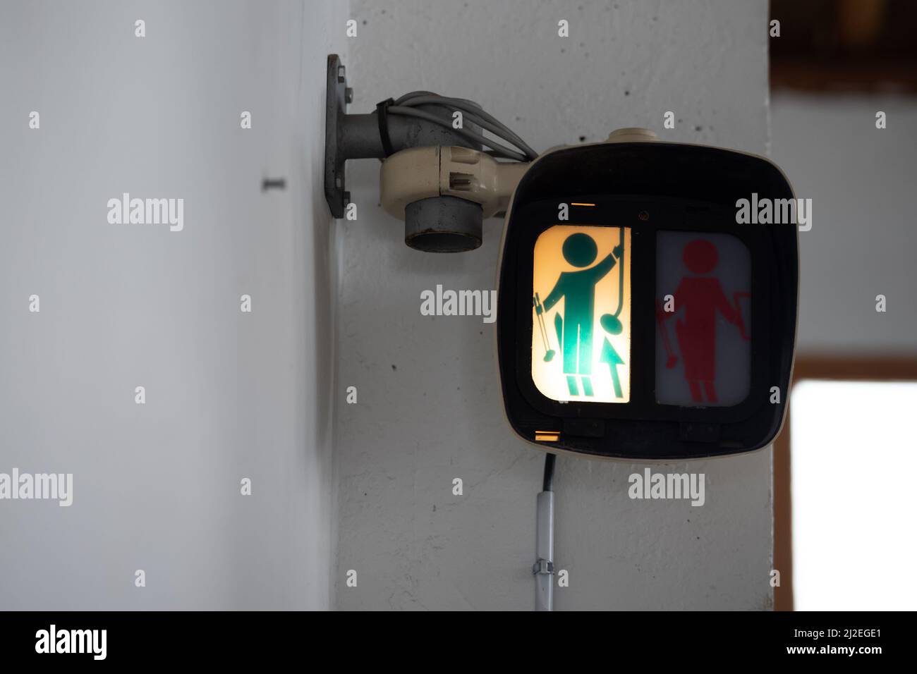 Ancien signal ou feu de sémaphore pour le fonctionnement des remontées mécaniques. Banque D'Images