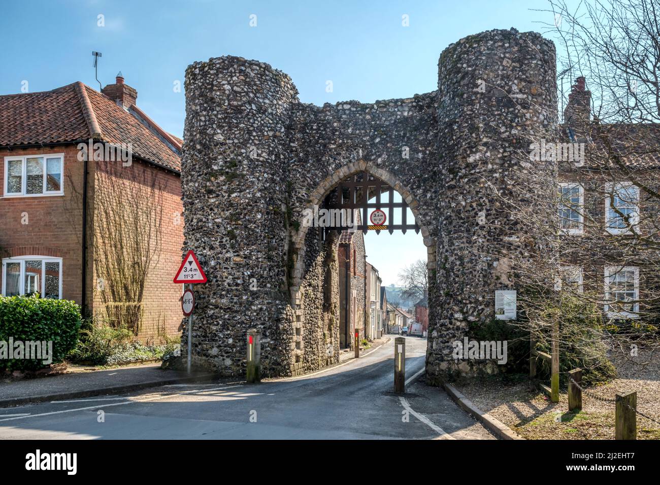 La classe I a inscrit 13th Century Bailey Gate - l'une des deux seules entrées de la ville médiévale de Castle Acre, Norfolk. Banque D'Images