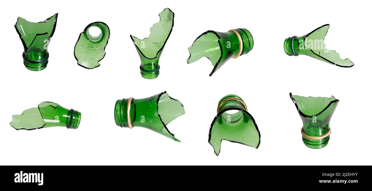 jeu de flacons en verre cassé verts isolés sur fond blanc. Photo de haute qualité Banque D'Images