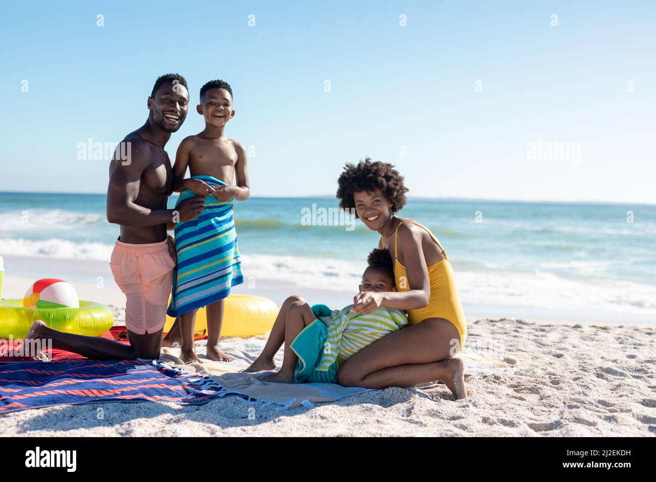 Portrait des parents et enfants afro-américains souriants qui apprécient les vacances d'été à la plage Banque D'Images
