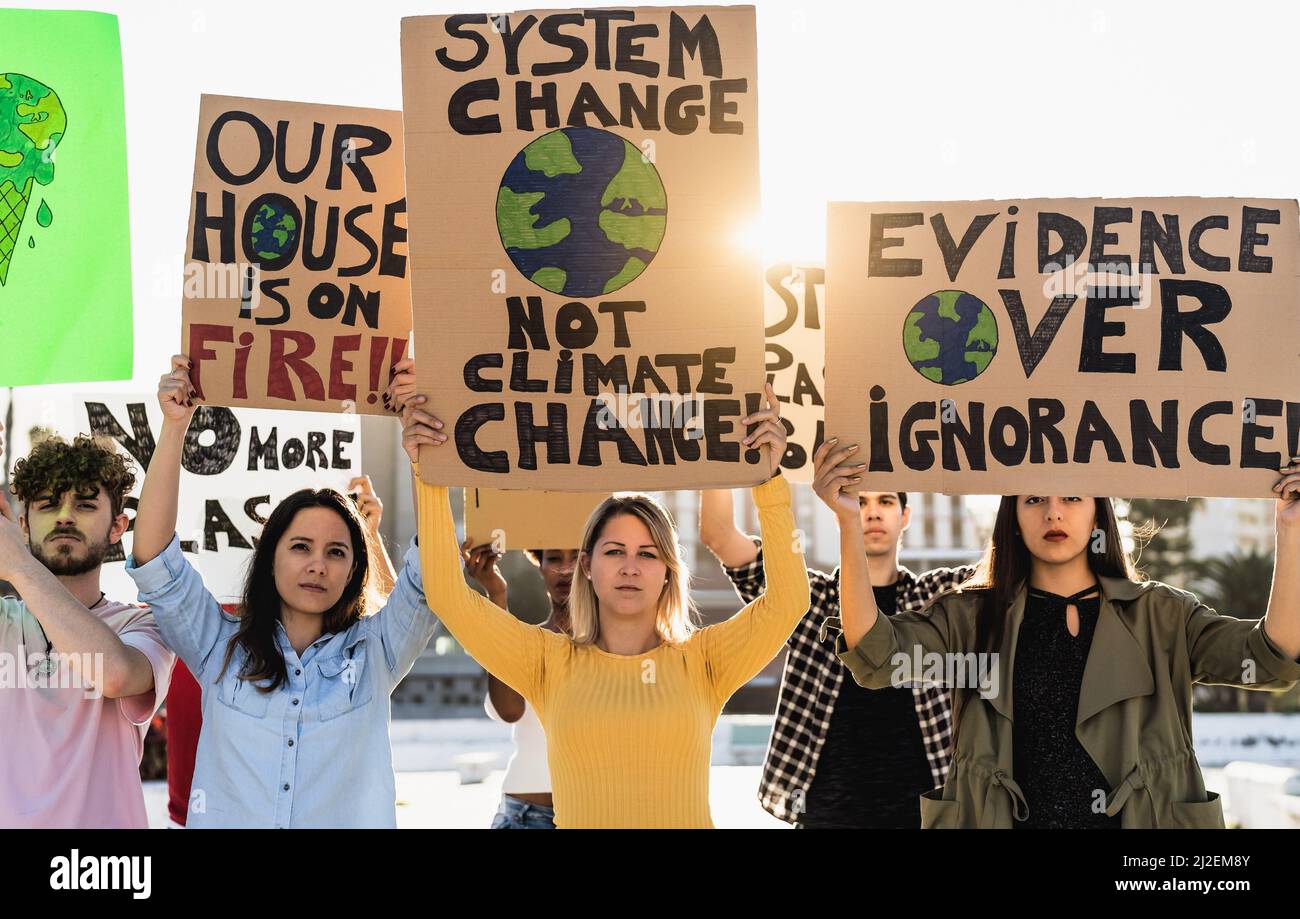 Groupe de jeunes et de divers activistes protestant pour le changement climatique - concept de réchauffement climatique Banque D'Images