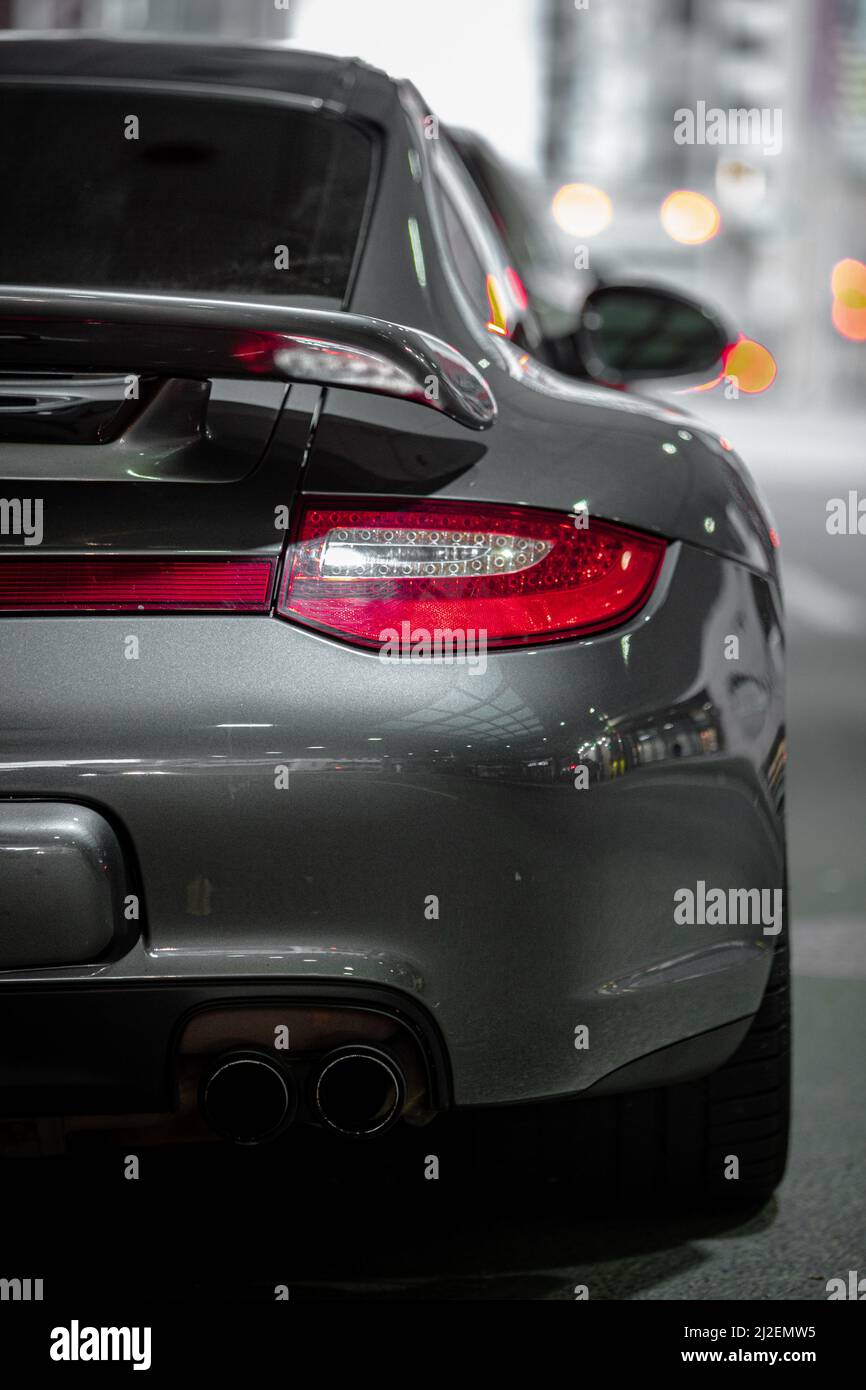 Profil arrière d'une voiture de sport Porsche grise Banque D'Images