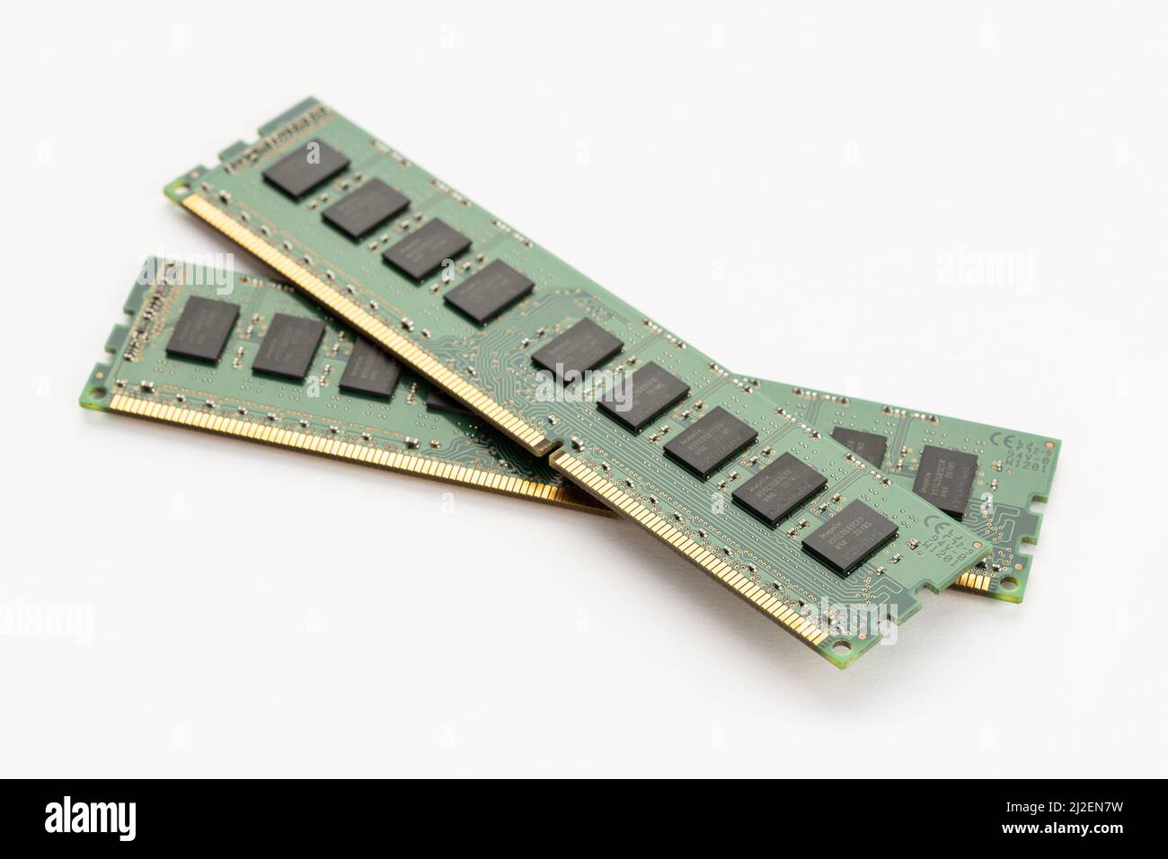 Galice, Espagne; 1 avril 2022: Deux modules de mémoire RAM isolés sur fond blanc. Matériel informatique Banque D'Images