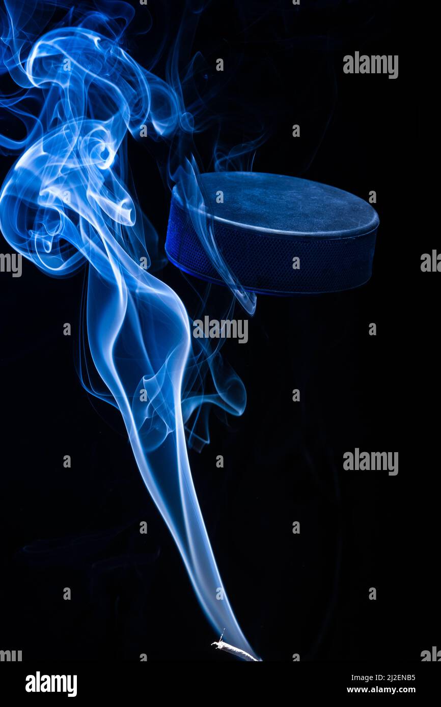 Helsinki / Finlande - 29 MARS 2022 : une vue abstraite d'une palet de hockey sur glace survolant une installation de fumée. Banque D'Images