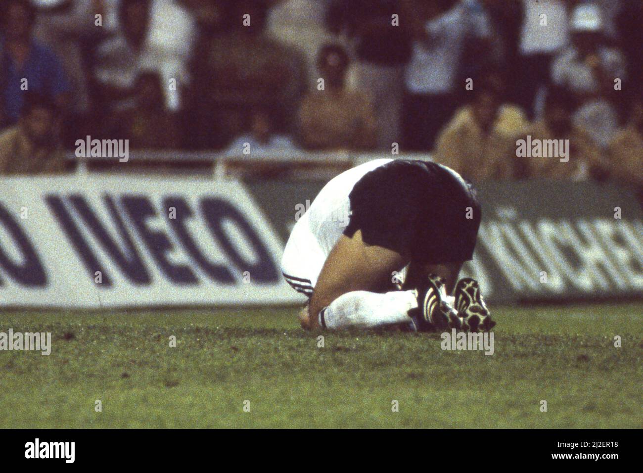 Uli STIELIKE (GER) s'agenouille dans le désespoir sur le terrain après sa peine manquée, coupe du monde de football 1982 en Espagne, demi-finale, demi-finale, Allemagne - France 8:7 ae (3:3, 5:4) coupe du monde de football 1982 en Espagne, demi-finales, Â Banque D'Images