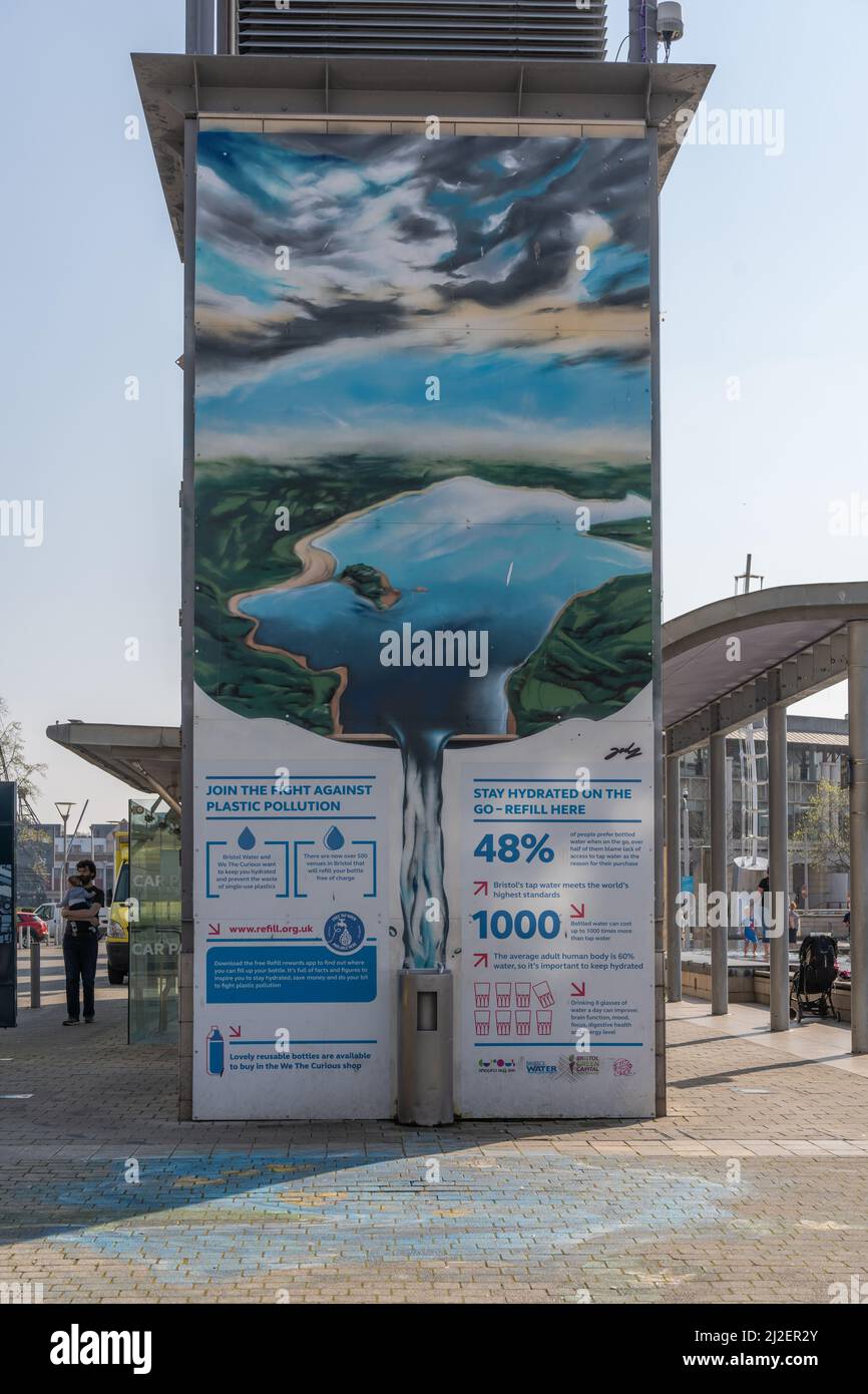 Station de remplissage de bouteilles d'eau écologique à Millennium Square, Bristol, Royaume-Uni. Banque D'Images