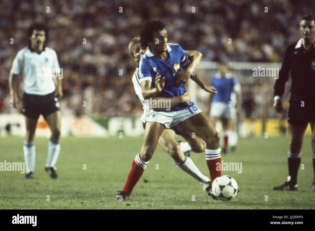 Bernd (GER), hugs Michel PLATINI (FRA), action, duels, coupe du monde de football 1982 en Espagne, demi-finales, Allemagne - France 8:7 ne (3:3, 5:4) coupe du monde de football coupe du monde 1982 en Espagne, demi-finales, Banque D'Images