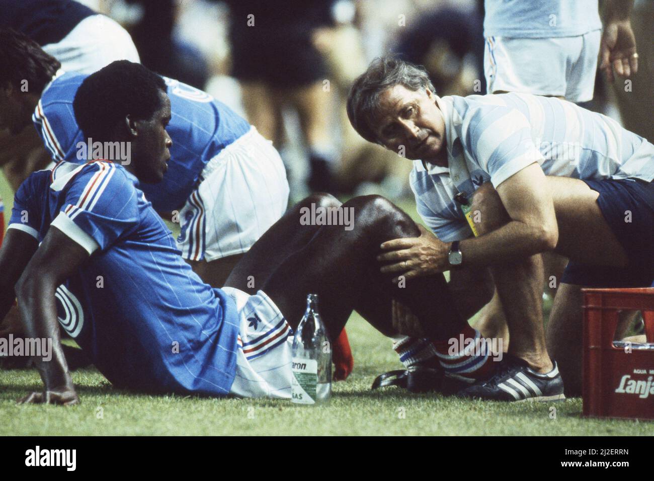 Michel HIDALGO (entraîneur national FRA) massages Marius TRESOR (FRA) les veaux, dans le temps supplémentaire, coupe du monde de football 1982 en Espagne, demi-finale, demi-finale, Allemagne - France 8:7 ae (3:3, 5:4) coupe du monde de football coupe du monde 1982 en Espagne, demi-finale, Â Banque D'Images