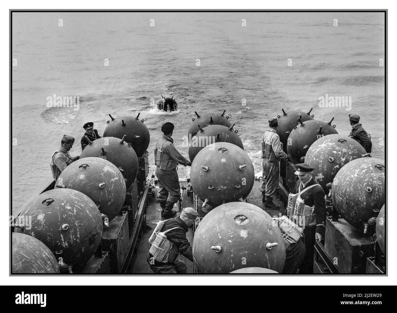 Poursuite de la guerre Finlande WW2 pose de mines de mer contre des sous-marins russes soviétiques dans l'archipel de Finlande-Méridionale à bord du mineur finlandais Ruotsinsalmi 18 mai 1942 Banque D'Images