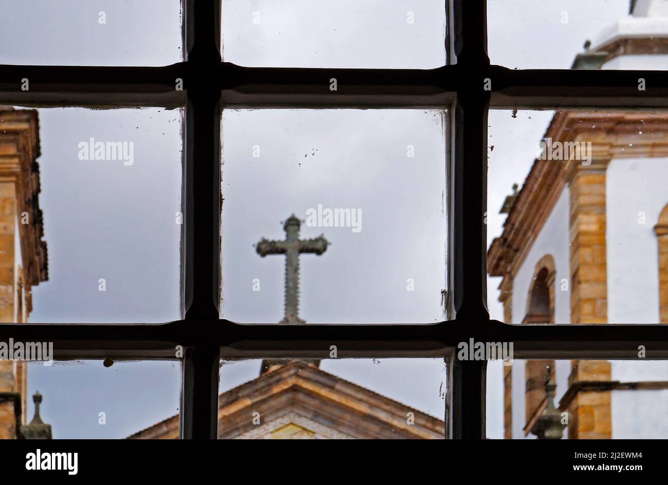 Vue partielle de l'église baroque à travers la fenêtre coloniale, Sao Joao del Rei, Minas Gerais, Brésil Banque D'Images