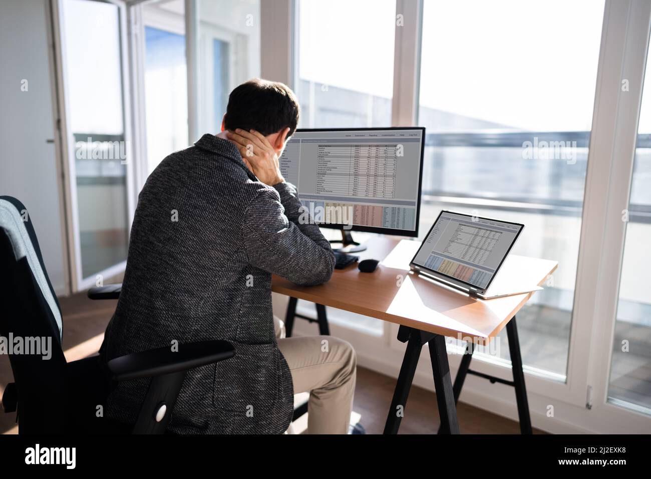 Chaise ergonomique et posture derrière l'ordinateur de la station de travail. Douleur à l'épaule Banque D'Images