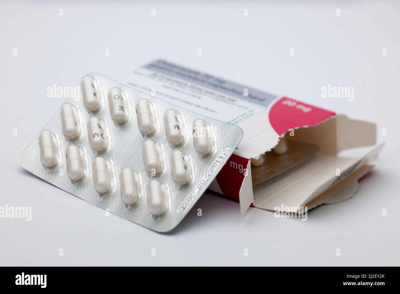 Boîte ouverte de 20mg capsules d'Omeprazole prescrites Banque D'Images
