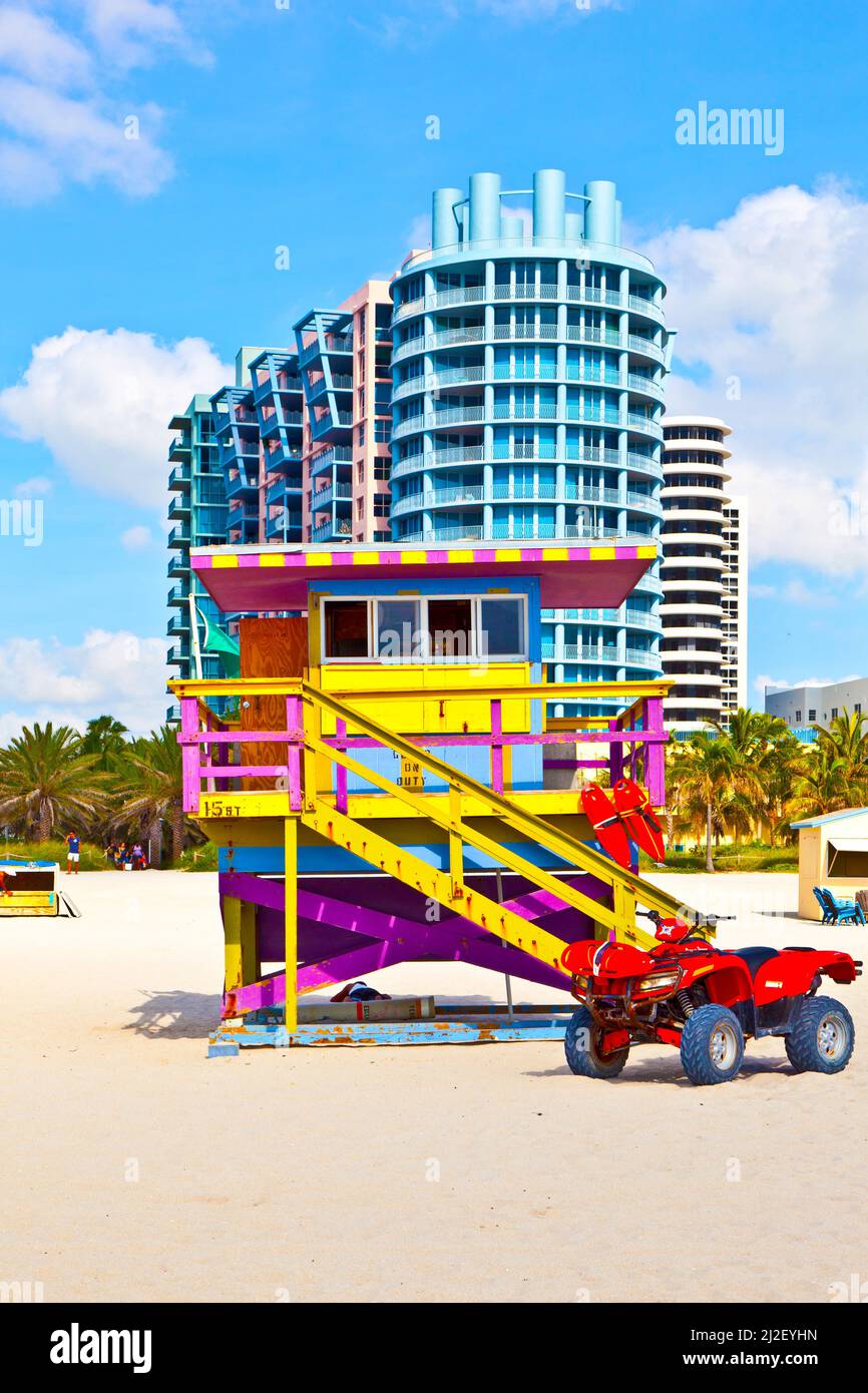 Miami, États-Unis - 27 juillet 2010 : cabane d'observation de plage colorée en bois sur la magnifique plage blanche du quartier art déco de Miami. Banque D'Images
