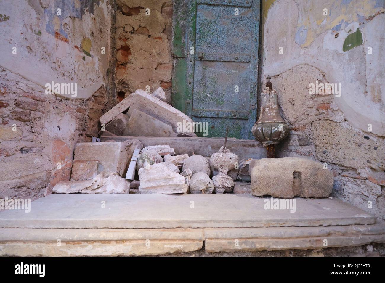 Quelques artefacts recueillis et stockés dans une alcôve. Aux ruines de la synagogue Hevra à Izmir, Turquie. Banque D'Images