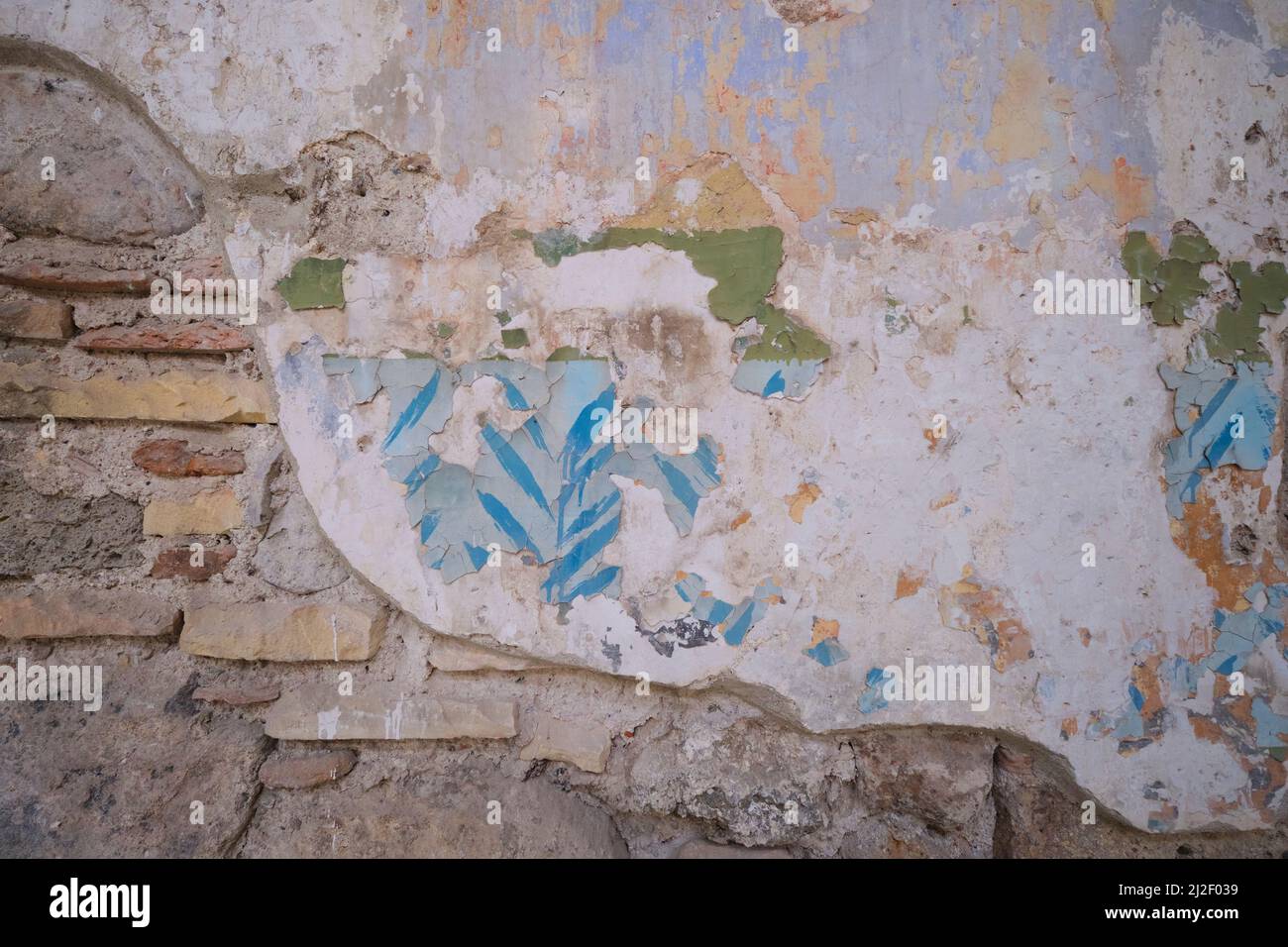 Détail des différentes couches, style et design de la peinture sur les murs au fil des ans. Aux ruines de la synagogue Hevra à Izmir, Turquie. Banque D'Images