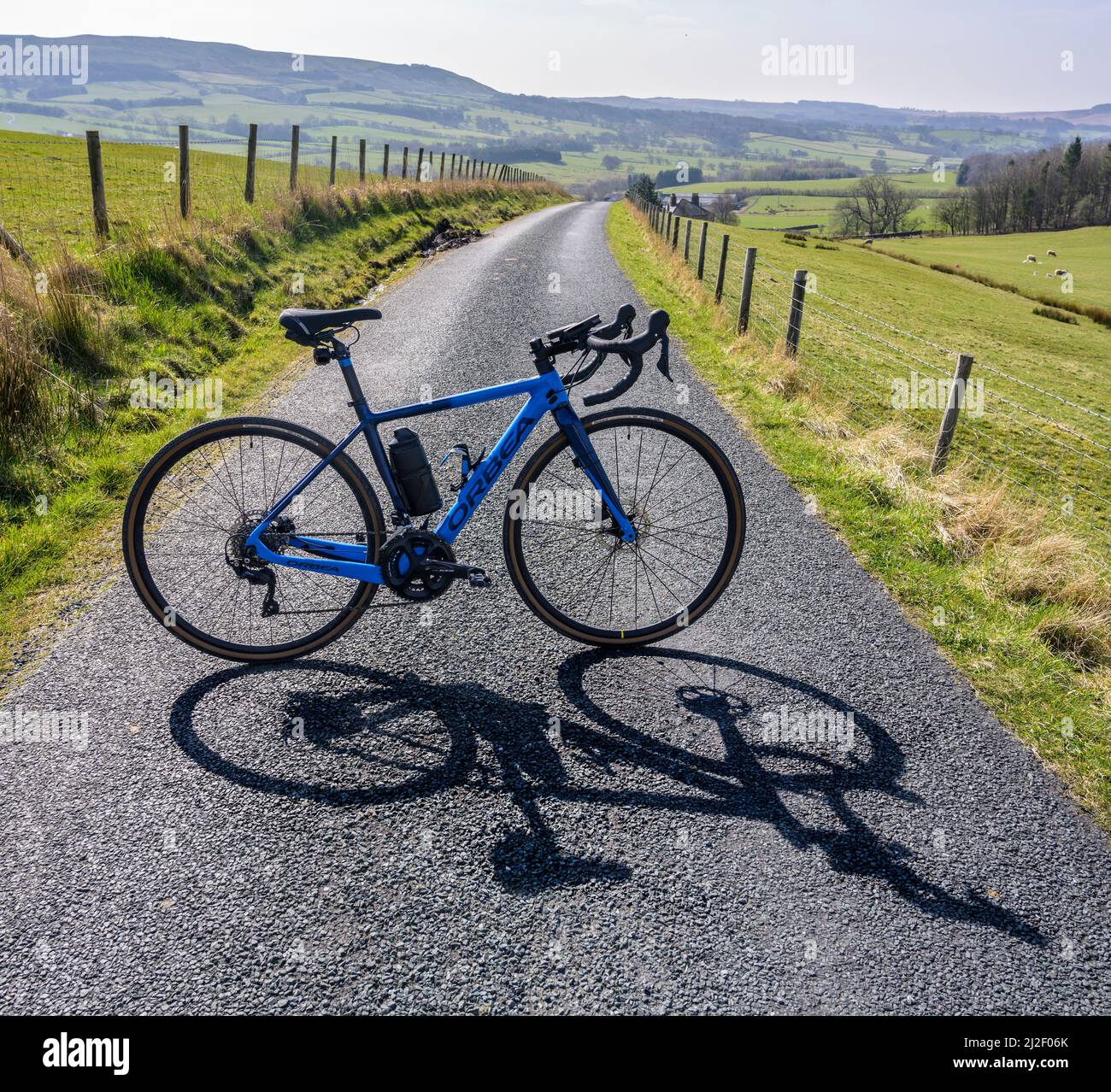 Orbea gain vélo électrique posé sur une voie rurale à Bowland, Lancashire, Royaume-Uni. Banque D'Images