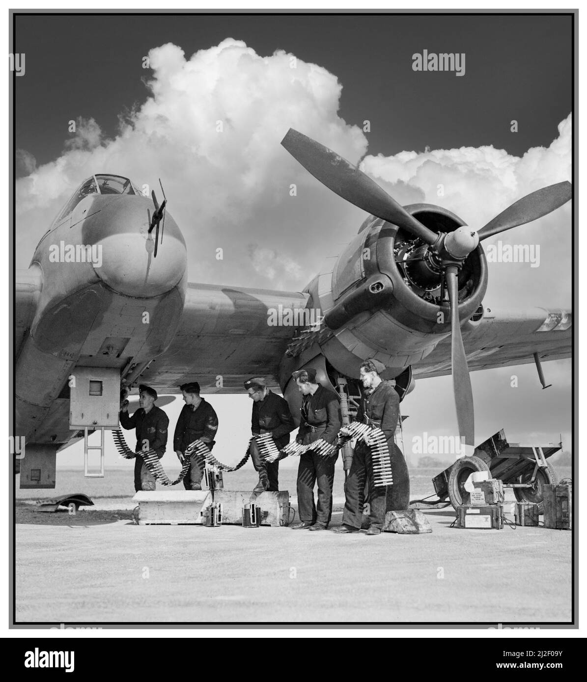 WW2 1940s RAF Bristol Beaufighter Mk VIF 96 Squadron RAF en cours de réarmement les armateurs alimentent des ceintures de balle et de munitions incendiaires hautement explosives dans les magazines des quatre canons Hispano 20mm de l’avion à Honiley Warwickshire, au Royaume-Uni. Bristol Beaufighter VIF était un chasseur de nuit à longue portée équipé d'un radar d'interception aérienne dans le nez. Entre le 20th octobre 1942 et le 4th août 1943 96, l'escadron a été basé à la RAF Honiley, dans le Warwickshire. Deuxième Guerre mondiale deuxième Guerre mondiale Banque D'Images