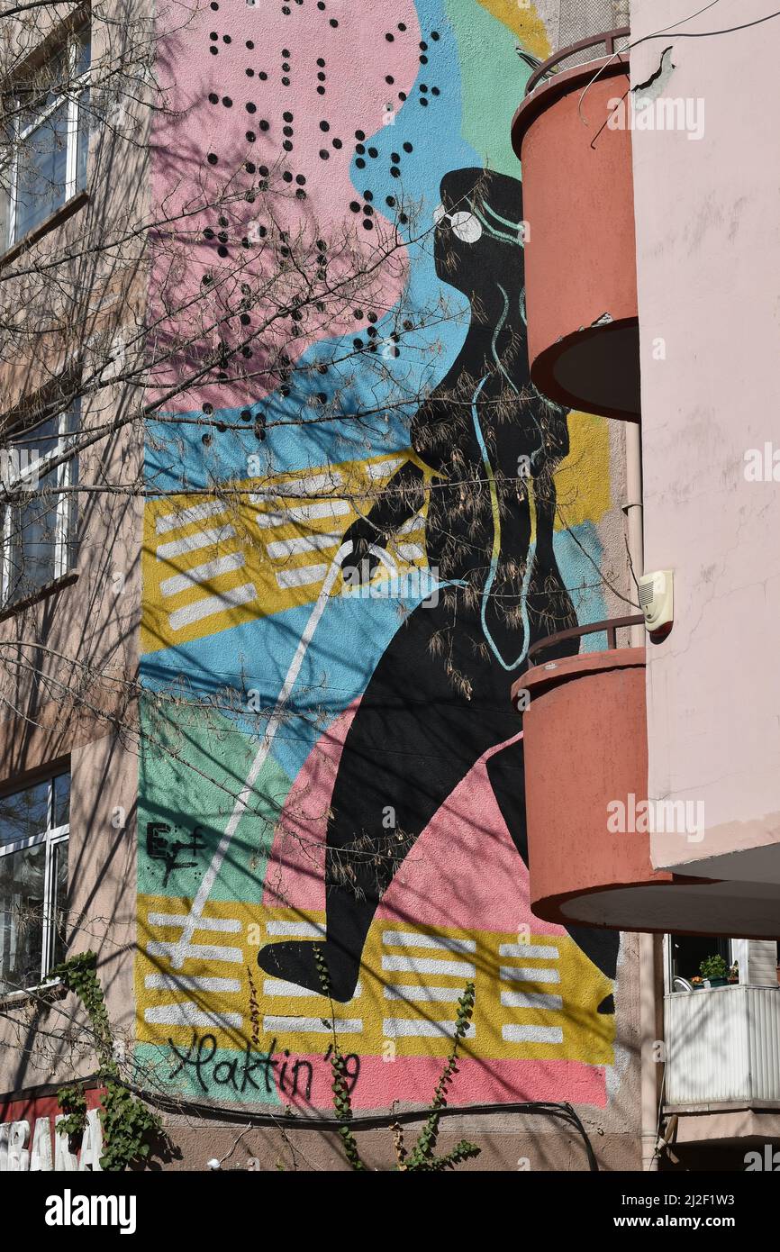 Murale dans le centre d'Ankara - une femme aveugle suivant un chemin dédié pour les aveugles Banque D'Images