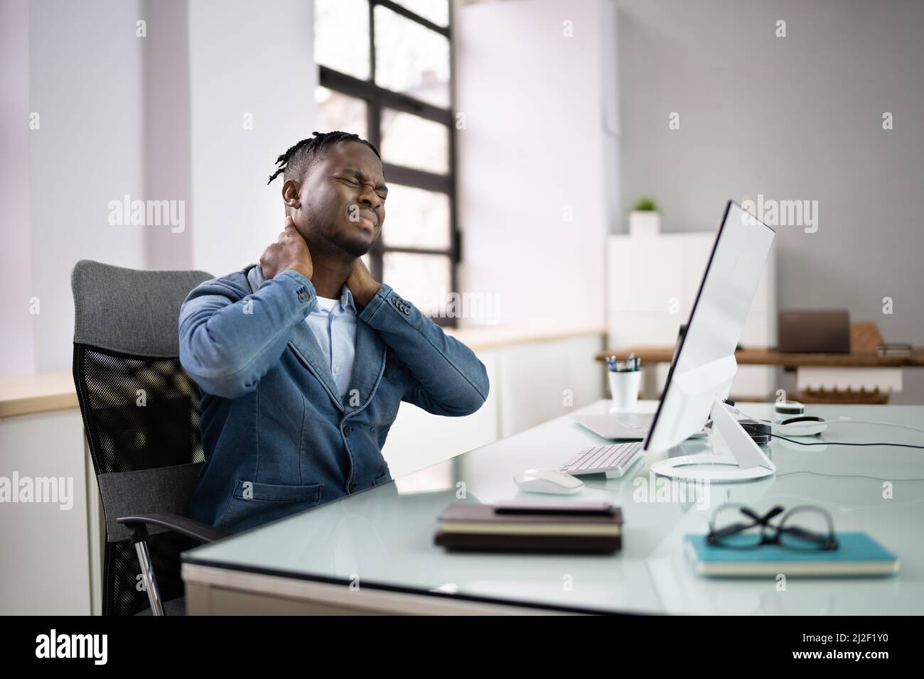 Mauvaise posture douleur au cou à l'ordinateur de bureau Banque D'Images