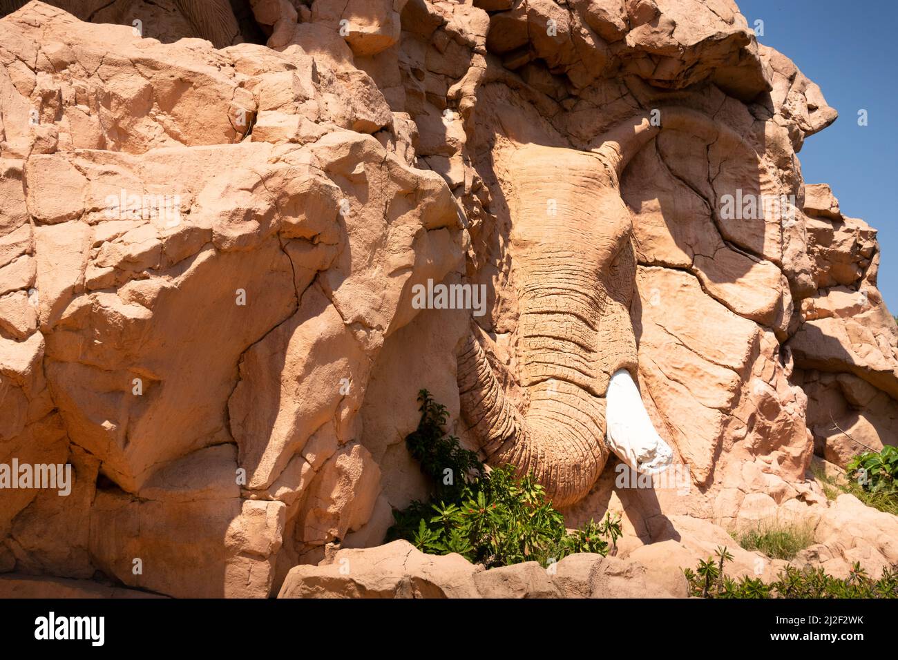 Éléphant d'Afrique sculpté dans le rocher. Roches artificielles. Banque D'Images