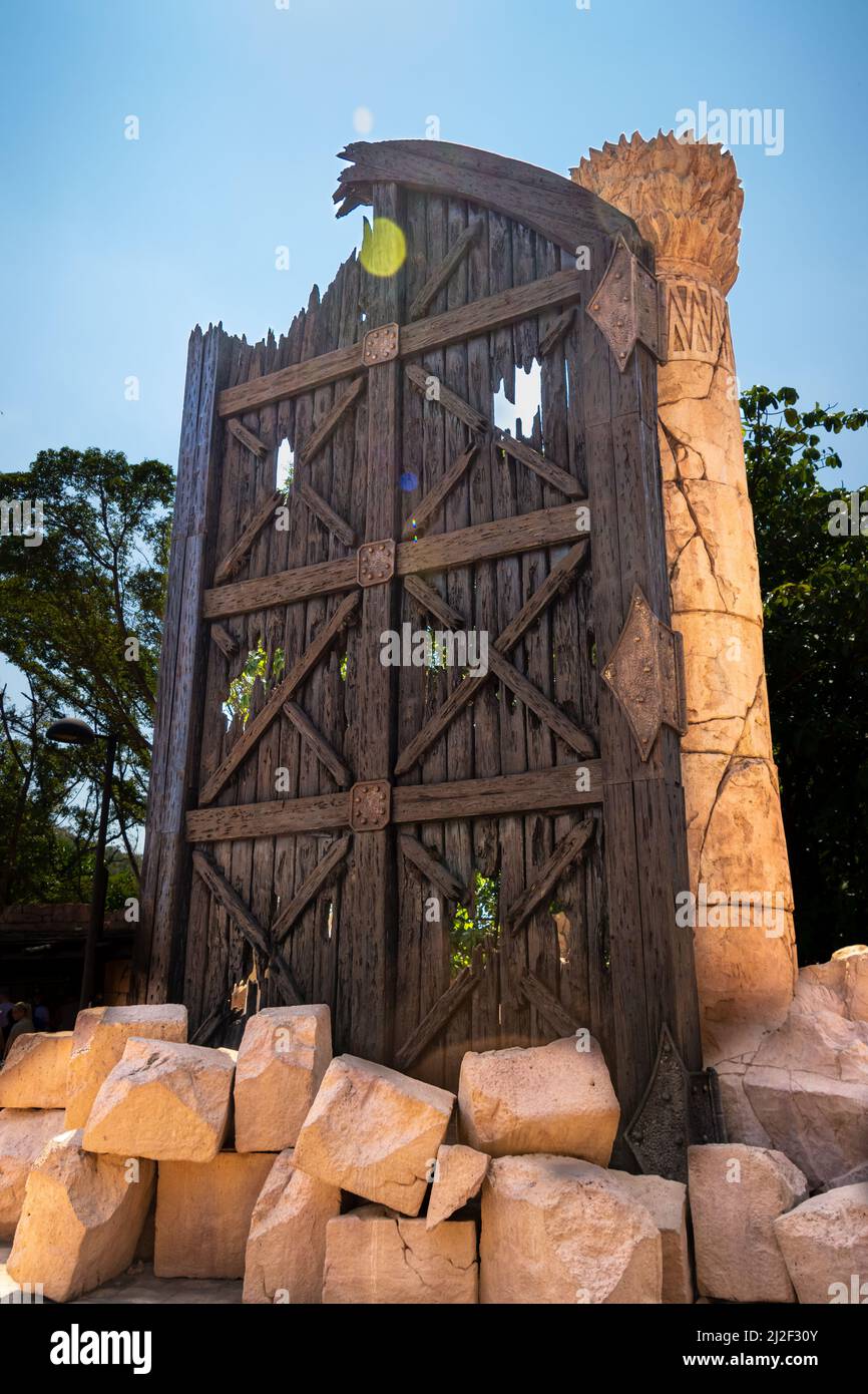 Porte cassée à l'entrée de la Vallée des vagues. Ville du soleil. Afrique du Sud Banque D'Images