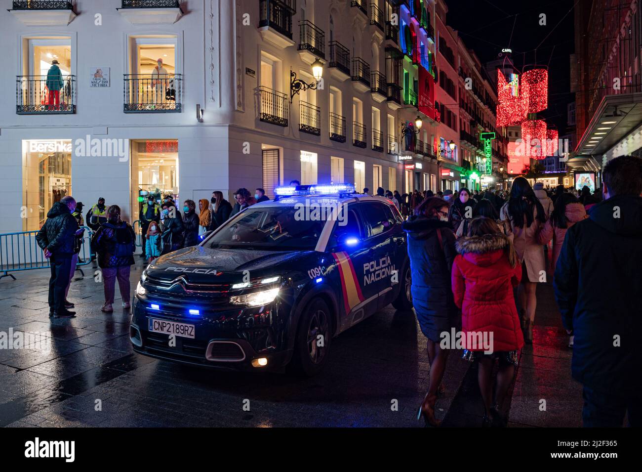 La voiture de police dans les rues de Madrid la nuit, Banque D'Images