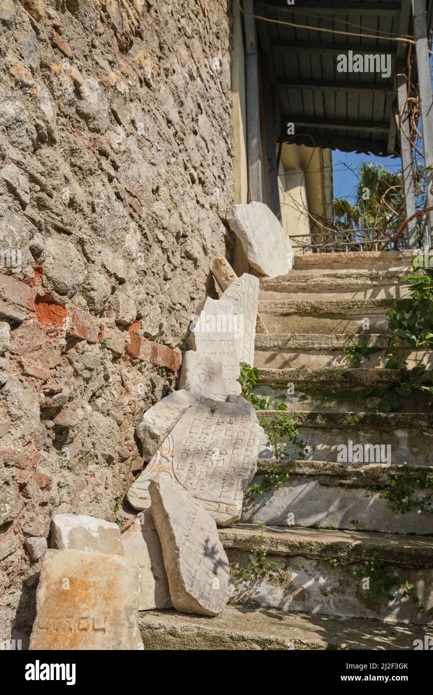 Les marches extérieures en pierre, l'escalier qui mène à la section des femmes. Des tablettes anciennes et cassées ont été placées le long des marches. À la Signora synag Banque D'Images