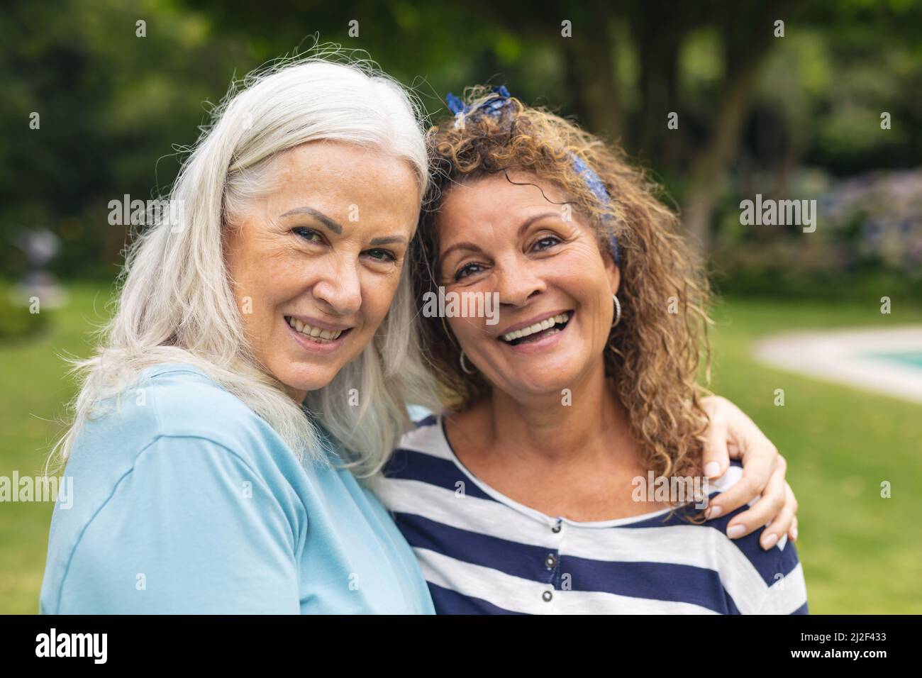 Portrait d'amis blancs âgés heureux passer du temps libre ensemble dans l'arrière-cour Banque D'Images