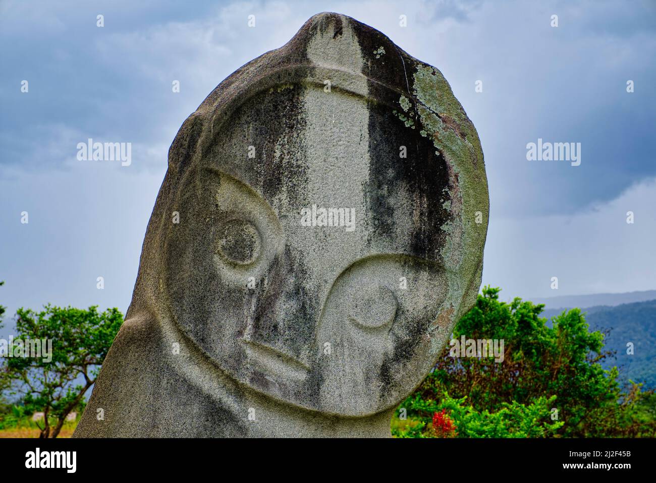 Palindo a un visage joyeux et amical. Sa bouche était ciselée dans un sourire doux et il avait 4 mètres de haut. Palindo signifie artiste du spectacle, selon Banque D'Images