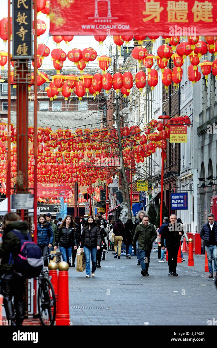 Foules et touristes dans une ville chinoise colorée dans Gerrard Street centre de Londres Angleterre Royaume-Uni Banque D'Images