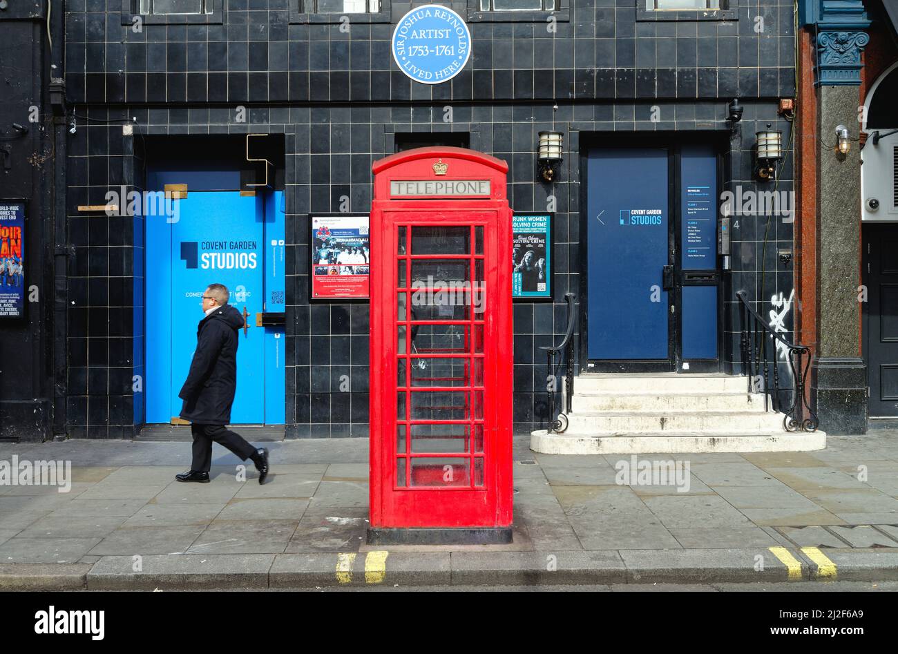 Un téléphone rouge britannique emblématique dans Great Newport Street, Covent Garden Central London, Angleterre, Royaume-Uni Banque D'Images