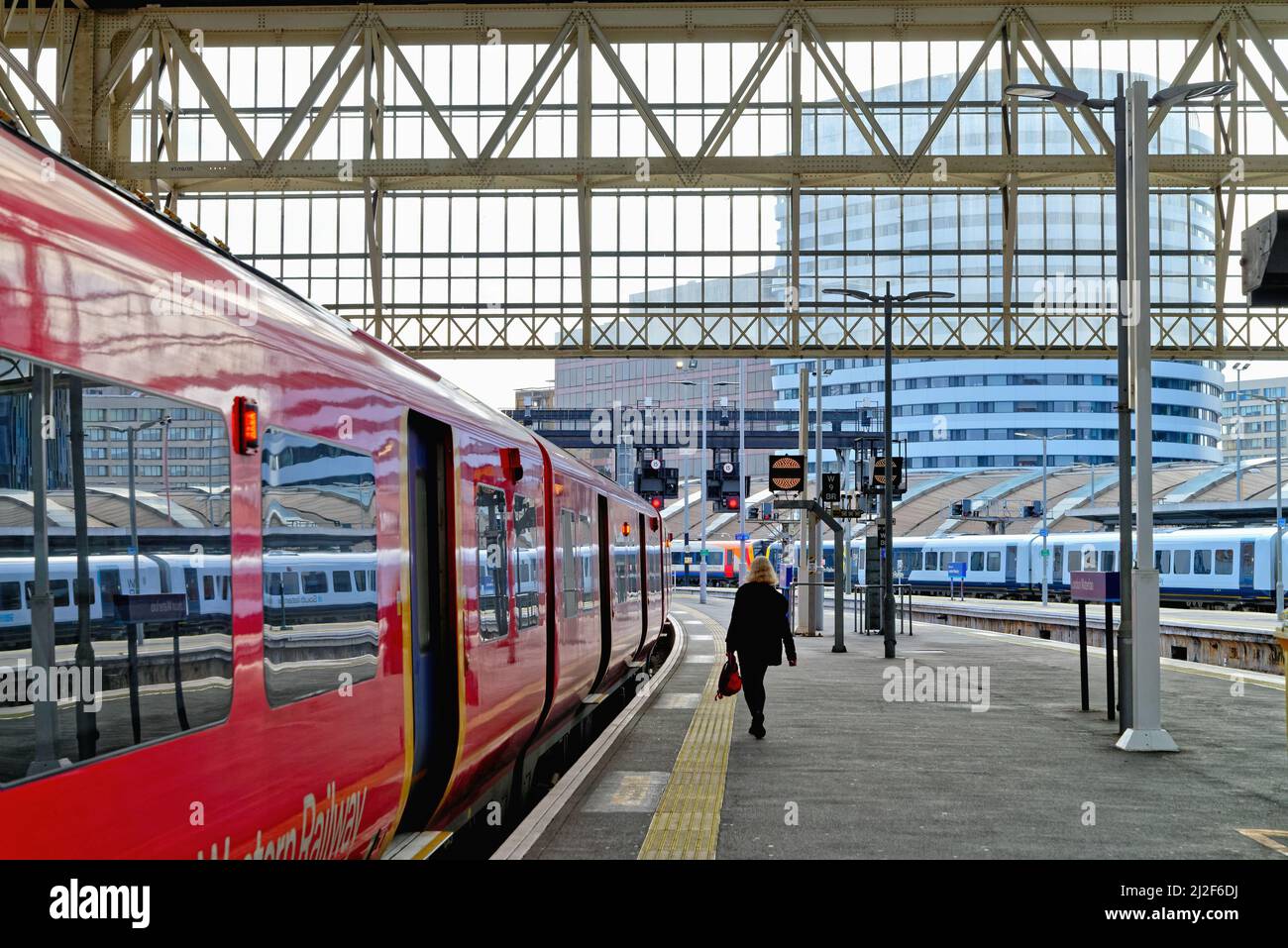 Un seul passager sur le point d'embarquer dans un train de banlieue South Western Railway à la gare de Waterloo, Londres, Angleterre, Royaume-Uni Banque D'Images