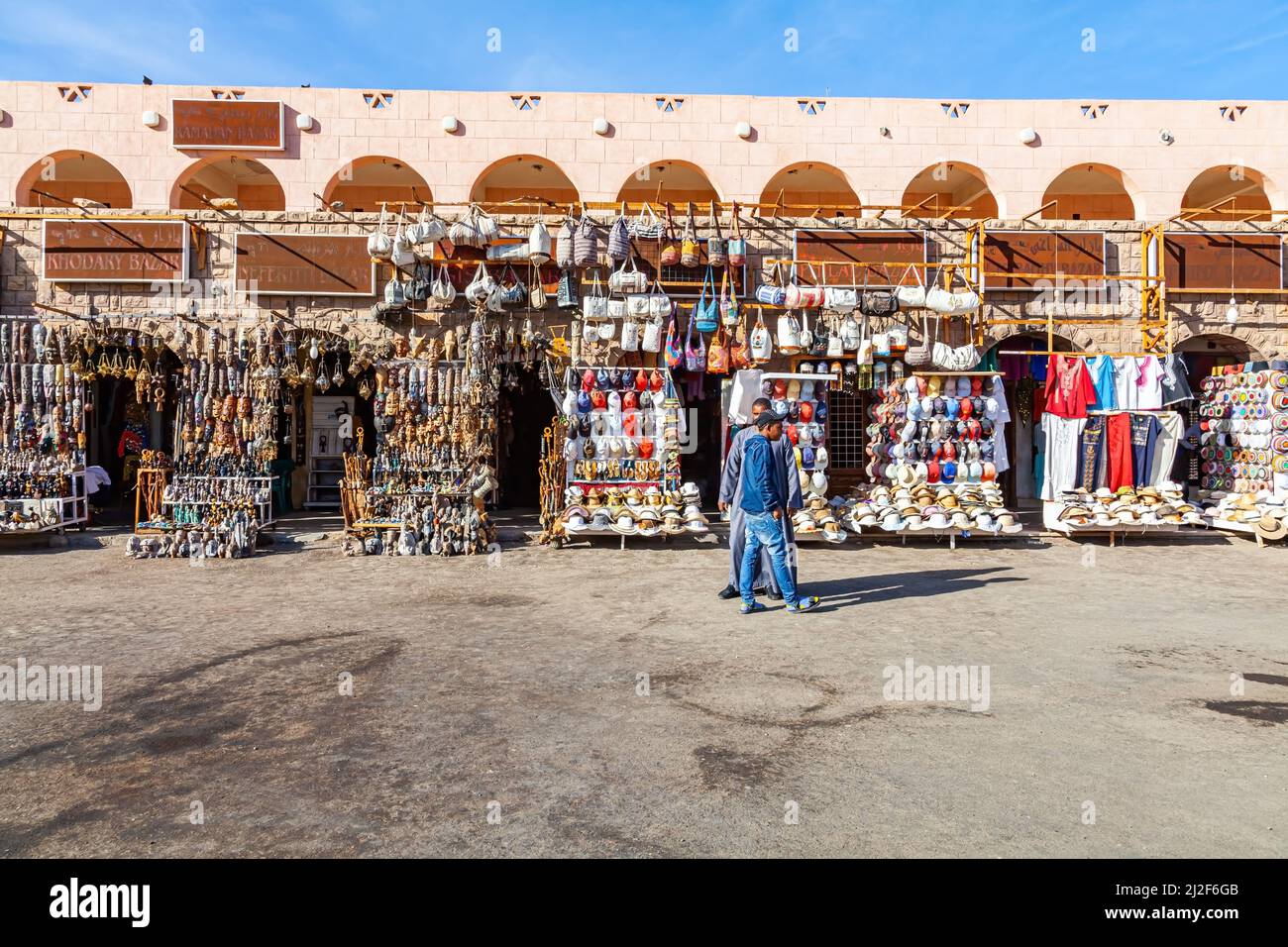 Assouan, Égypte - 1 janvier 2012 : boutique de souvenirs le long de la voie latérale de la marina de Philae, Assouan, Égypte. Banque D'Images