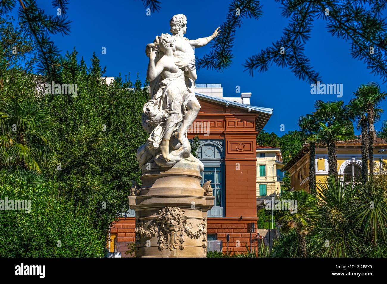 Republika Hrvatska, Croazia, Istrie, Abbazia, Opatija. Fontana con statue raffiguranti le divinità Elio e Selene, ossia il giorno e la notte nel parco di San Giacomo Banque D'Images