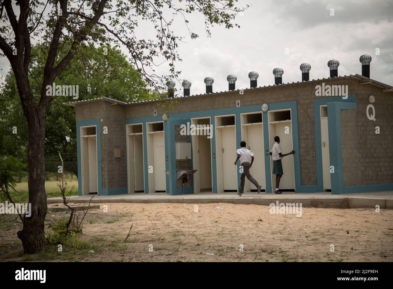 Les élèves utilisent de nouvelles toilettes de salle de bains - latrines à fosse extérieure - dans une école primaire publique de la région d'Oshana, en Namibie, en Afrique australe. Banque D'Images