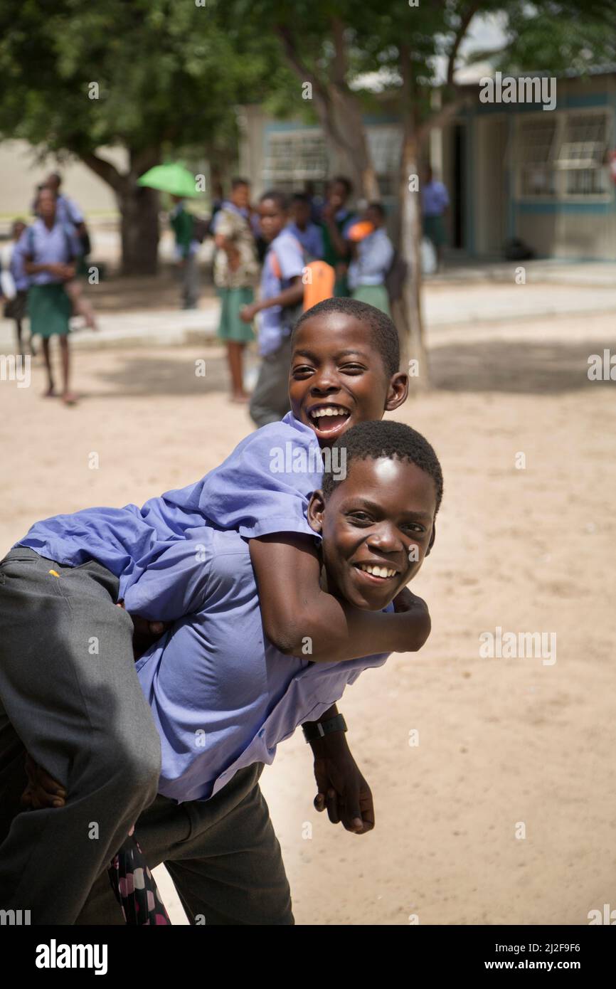 Amis et camarades de classe dans une école primaire de la région d'Oshana, en Namibie, en Afrique australe. Banque D'Images