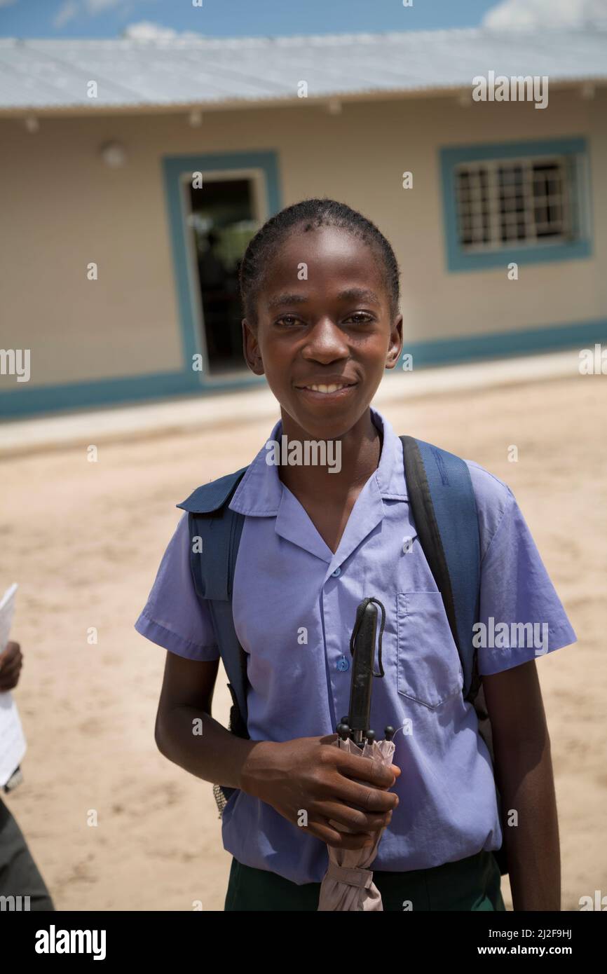 Portrait d'une jeune fille étudiante à l'école primaire dans la région d'Oshana, en Namibie, en Afrique australe. Banque D'Images